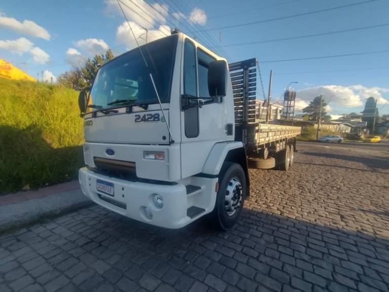 FORD - CARGO 2428 - 2010/2011 - Branca - R$ 269.000,00