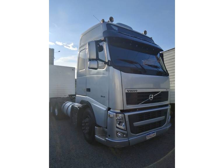 VOLVO - FH - 2013/2013 - Prata - R$ 320.000,00
