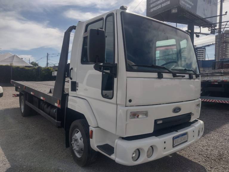 FORD - CARGO 816 - 2012/2013 - Branca - R$ 250.000,00