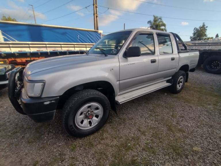 TOYOTA - HILUX - 2003/2004 - Prata - R$ 64.000,00