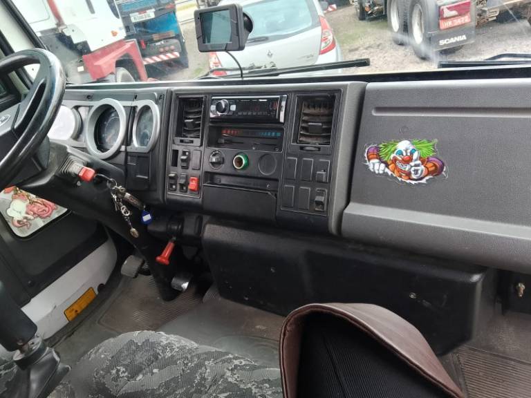 FORD - CARGO 815 - 2011/2012 - Branca - R$ 189.900,00