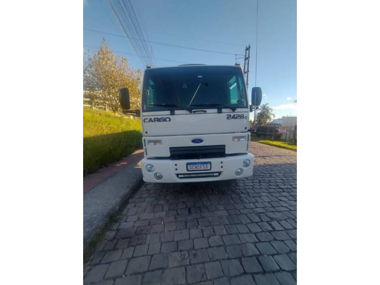 FORD - CARGO 2428 - 2010/2011 - Branca - R$ 269.000,00