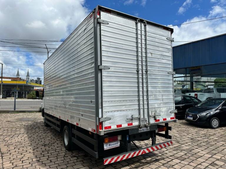 MERCEDES-BENZ - ACCELO 815 - 2015/2016 - Branca - R$ 270.000,00