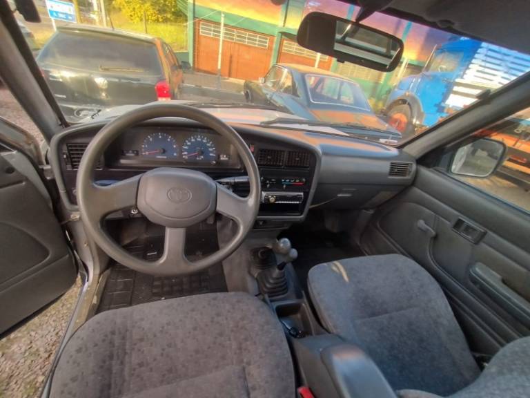 TOYOTA - HILUX - 2003/2004 - Prata - R$ 64.000,00