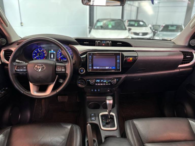 TOYOTA - HILUX - 2016/2017 - Prata - R$ 189.900,00