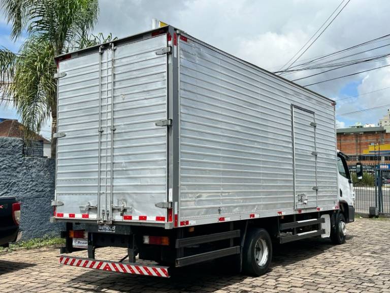 MERCEDES-BENZ - ACCELO 815 - 2015/2016 - Branca - R$ 270.000,00