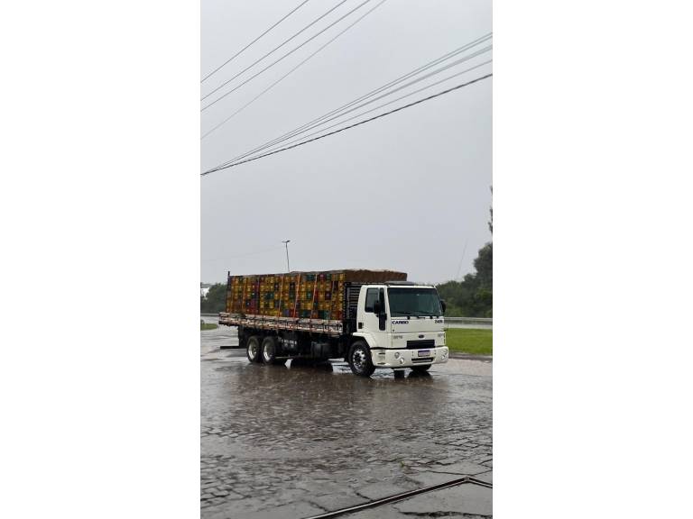FORD - CARGO 2428 - 2010/2011 - Branca - R$ 269.000,00