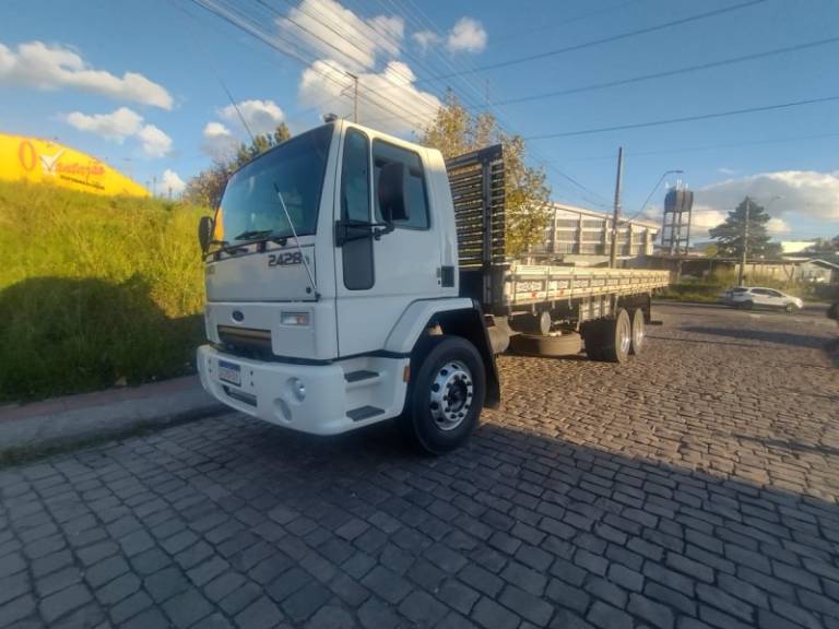 FORD - CARGO 2428 - 2010/2011 - Branca - R$ 269.000,00