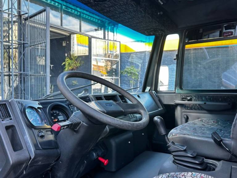 FORD - CARGO 712 - 2010/2010 - Verde - R$ 165.000,00
