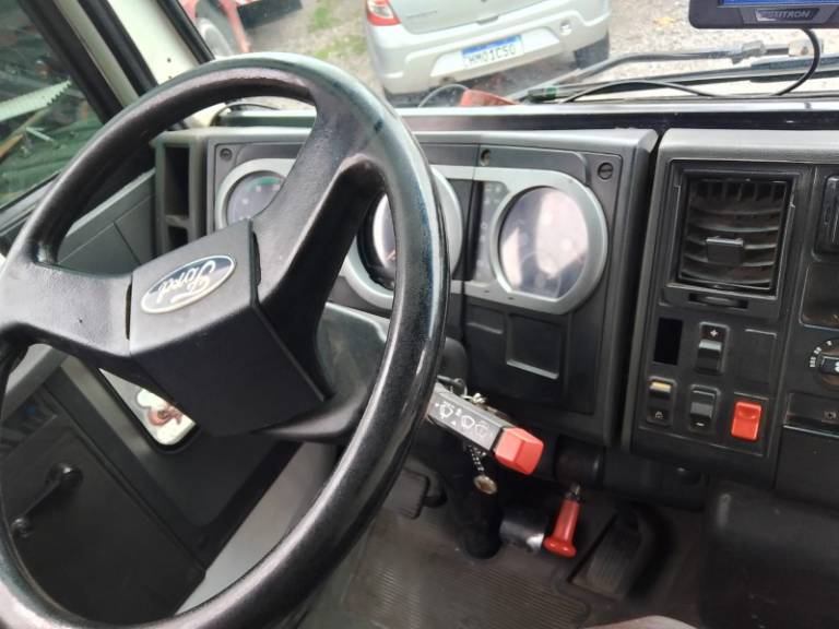 FORD - CARGO 815 - 2011/2012 - Branca - R$ 189.900,00