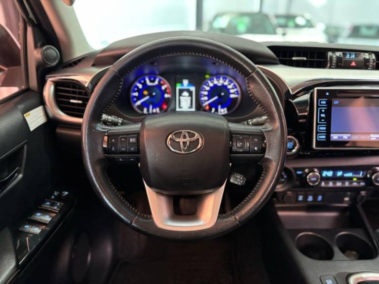TOYOTA - HILUX - 2016/2017 - Prata - R$ 189.900,00