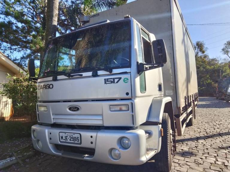 FORD - CARGO 1517 - 2011/2011 - Prata - R$ 185.000,00
