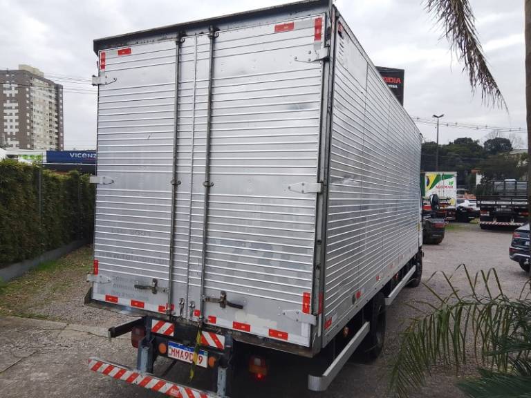 FORD - CARGO 815 - 2011/2012 - Branca - R$ 189.900,00